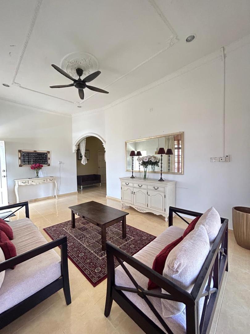 Rumah Sawah Homestay ปาเซร์ปูเตะห์ ภายนอก รูปภาพ